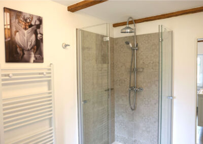 Badezimmer mit Dusche