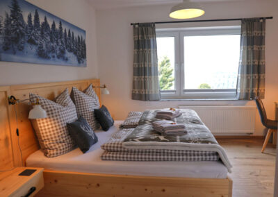 Doppelzimmer mit Schreibtisch