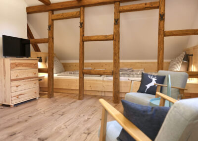 Großes Schlafzimmer mit 2 Einzelbetten