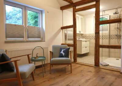 Sitzecke & Bad des großes Schlafzimmer mit 2 Einzelbetten