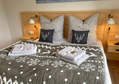 Doppelzimmer mit Schreibtisch