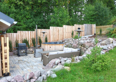 Oberer Garten mit Sitzecke, Grill und Badezuber