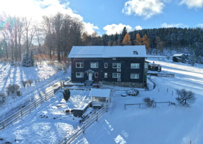 Drohnenaufnahme vom Berghaus zum Hirsch im Winter